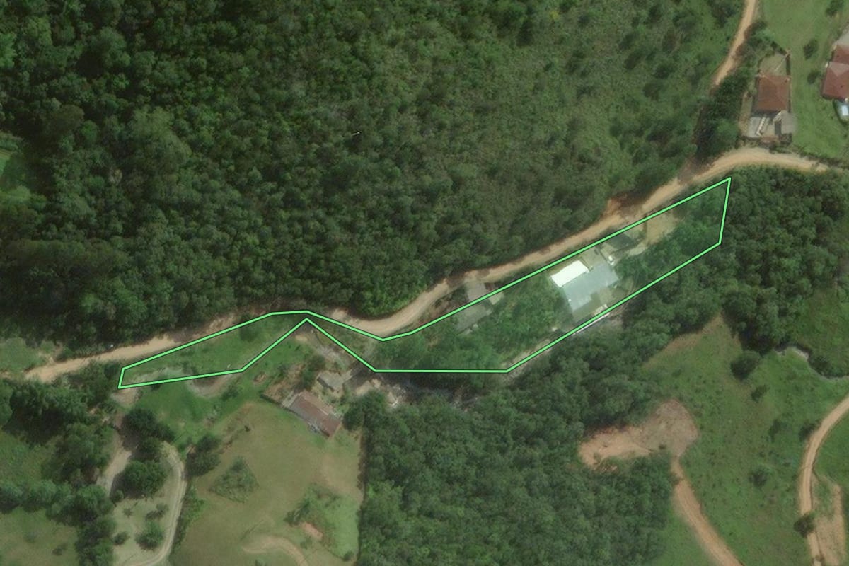Imagem de satélite do imóvel rural em Santo Amaro da Imperatriz (SC), com o contorno declarado no CAR desenhado por cima.