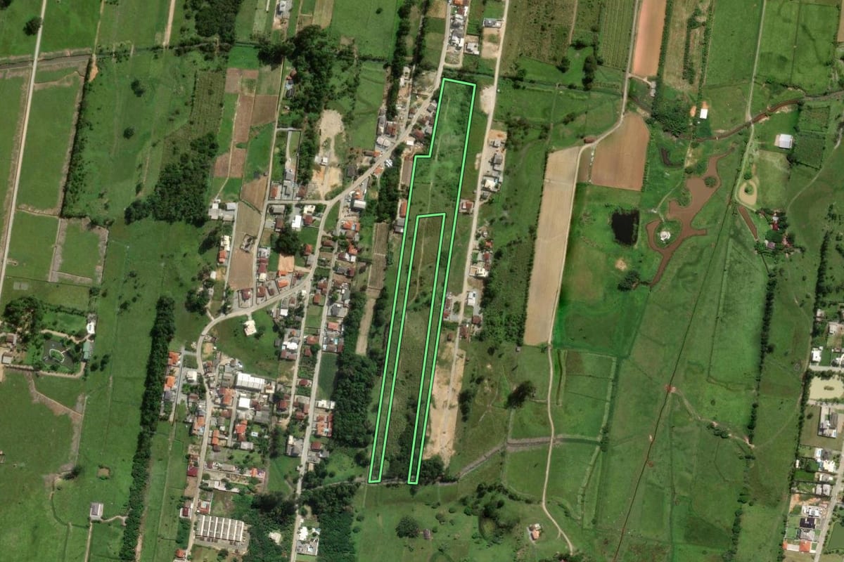 Imagem de satélite do imóvel rural em Santo Amaro da Imperatriz (SC), com o contorno declarado no CAR desenhado por cima.