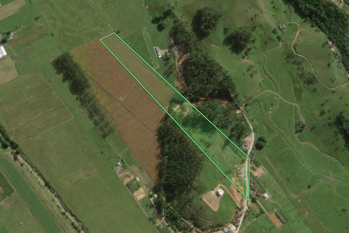 Imagem de satélite do imóvel rural em Santo Amaro da Imperatriz (SC), com o contorno declarado no CAR desenhado por cima.