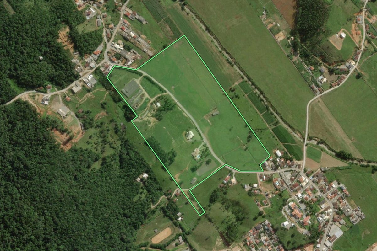 Imagem de satélite do imóvel rural em Santo Amaro da Imperatriz (SC), com o contorno declarado no CAR desenhado por cima.