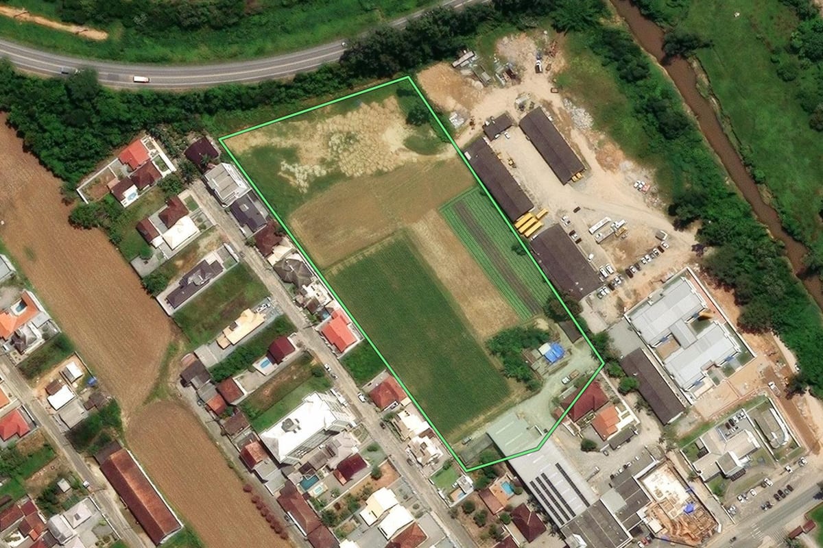 Imagem de satélite do imóvel rural em Santo Amaro da Imperatriz (SC), com o contorno declarado no CAR desenhado por cima.
