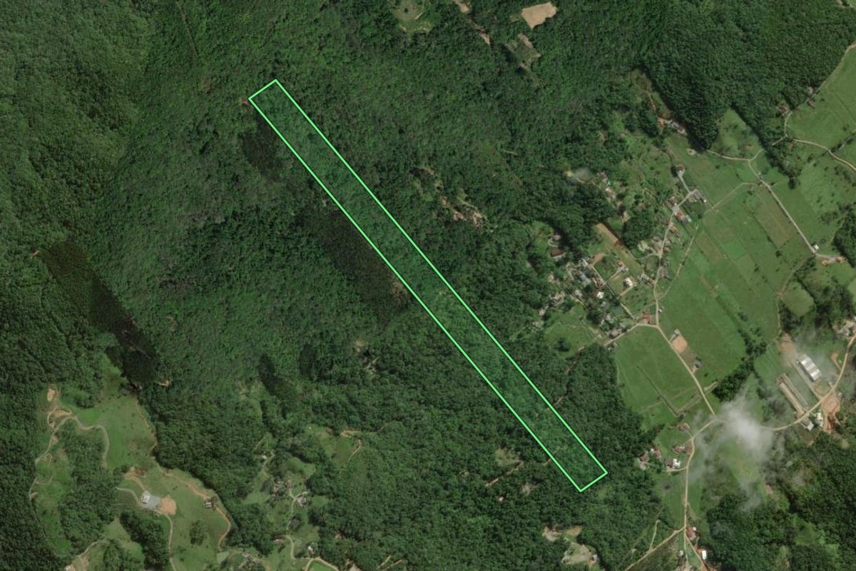Imagem de satélite do imóvel rural em Santo Amaro da Imperatriz (SC), com o contorno declarado no CAR desenhado por cima.