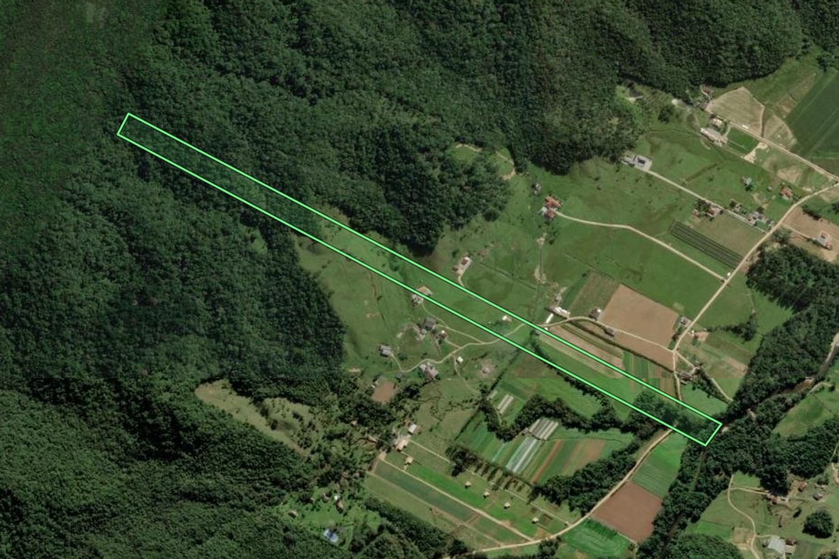 Imagem de satélite do imóvel rural em Santo Amaro da Imperatriz (SC), com o contorno declarado no CAR desenhado por cima.