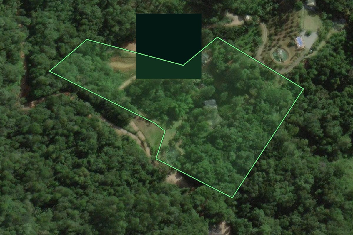 Imagem de satélite do imóvel rural em Santo Amaro da Imperatriz (SC), com o contorno declarado no CAR desenhado por cima.