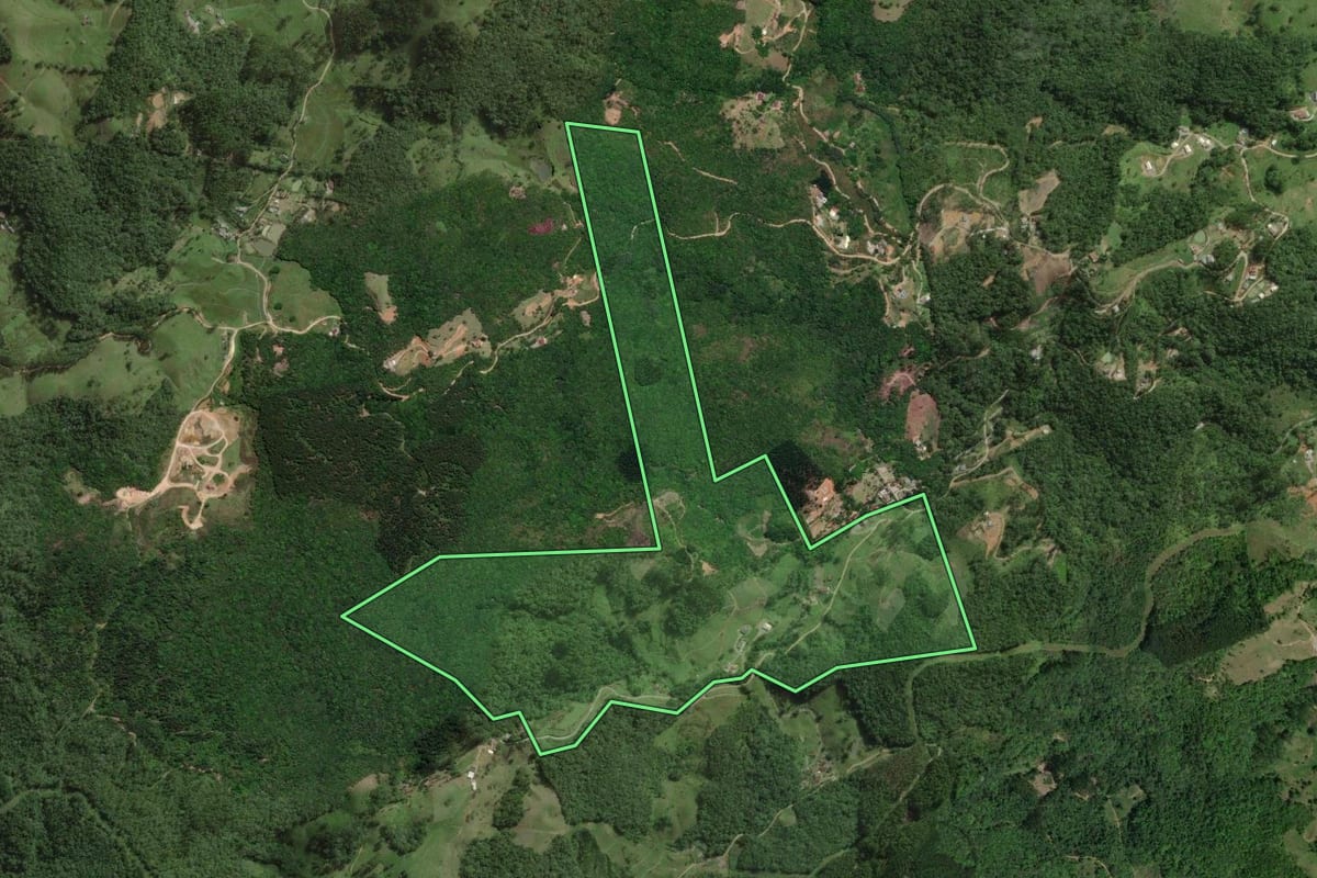 Imagem de satélite do imóvel rural em Santo Amaro da Imperatriz (SC), com o contorno declarado no CAR desenhado por cima.