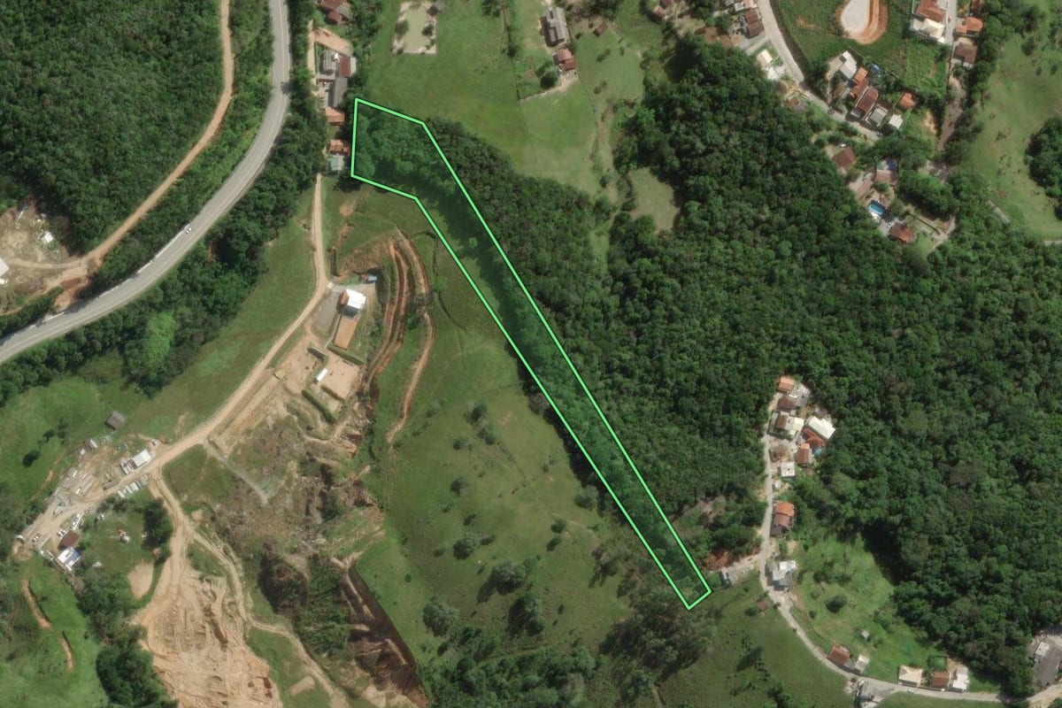 Imagem de satélite do imóvel rural em Santo Amaro da Imperatriz (SC), com o contorno declarado no CAR desenhado por cima.
