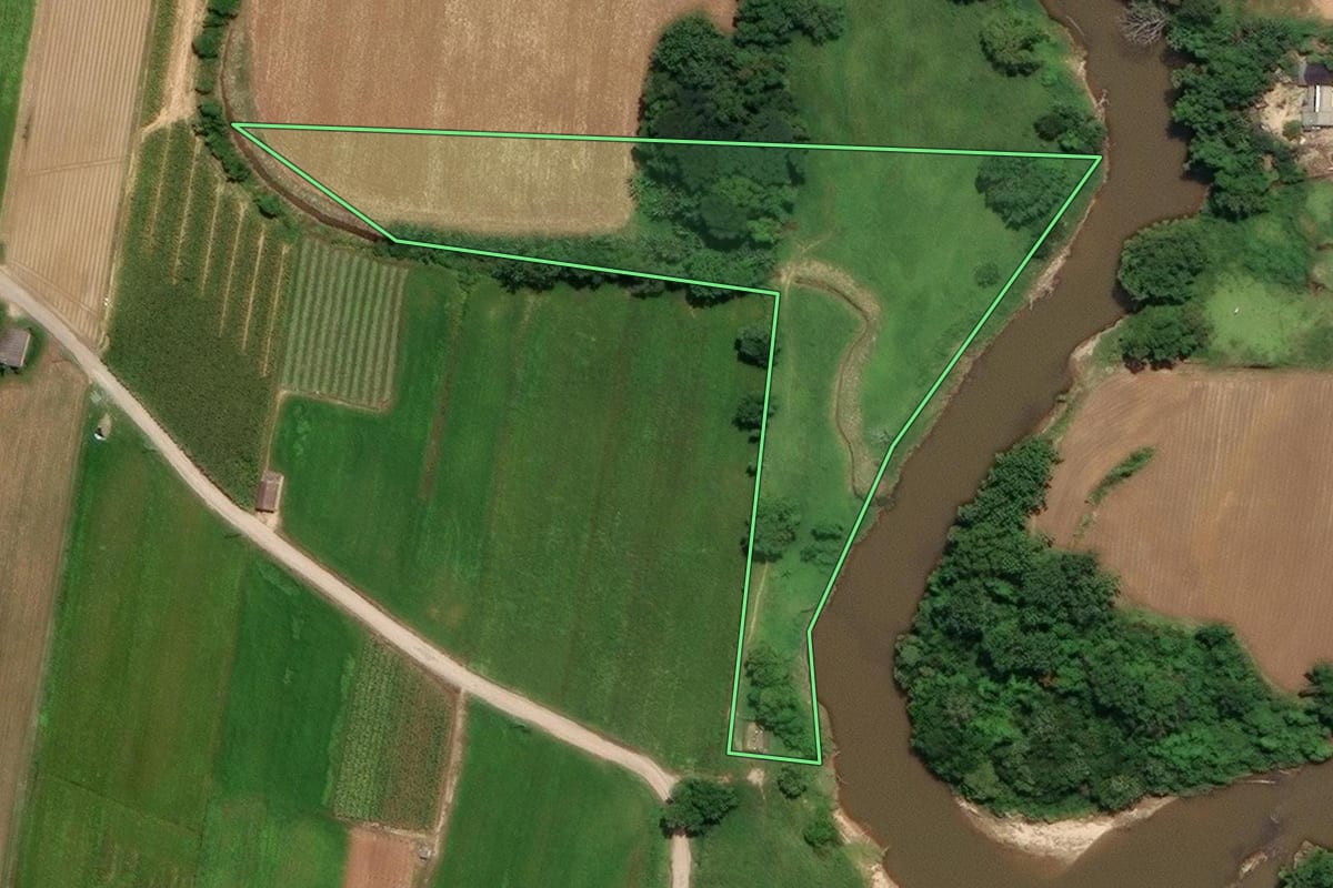 Imagem de satélite do imóvel rural em Santo Amaro da Imperatriz (SC), com o contorno declarado no CAR desenhado por cima.