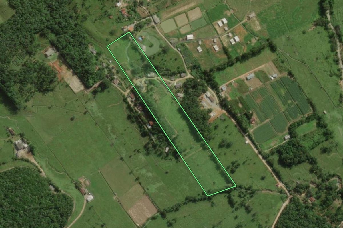 Imagem de satélite do imóvel rural em Santo Amaro da Imperatriz (SC), com o contorno declarado no CAR desenhado por cima.