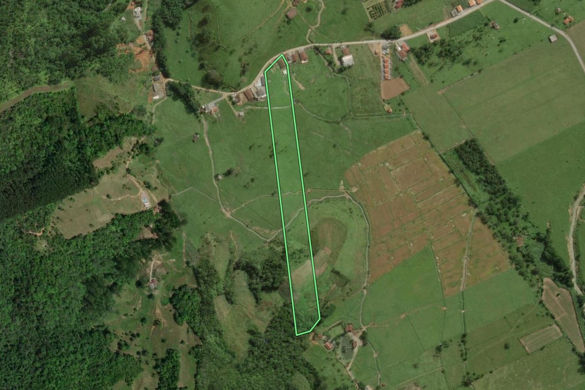 Imagem de satélite do imóvel rural em Santo Amaro da Imperatriz (SC), com o contorno declarado no CAR desenhado por cima.