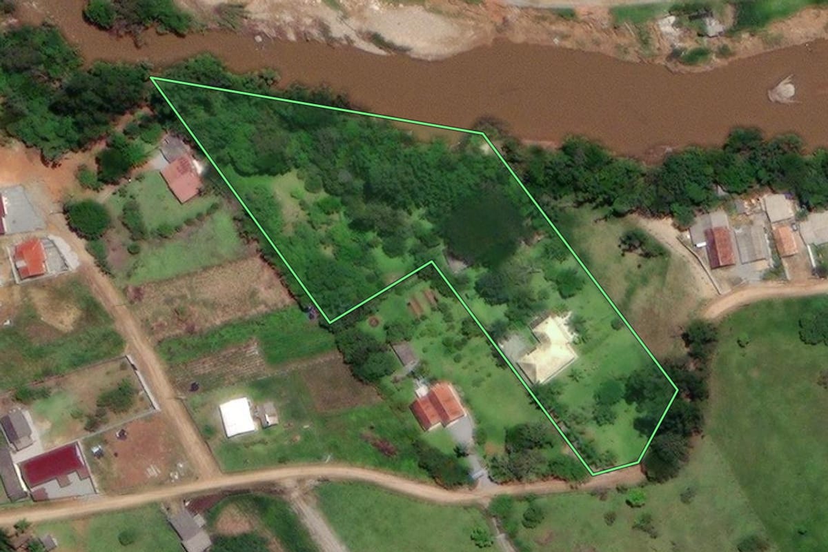 Imagem de satélite do imóvel rural em Santo Amaro da Imperatriz (SC), com o contorno declarado no CAR desenhado por cima.