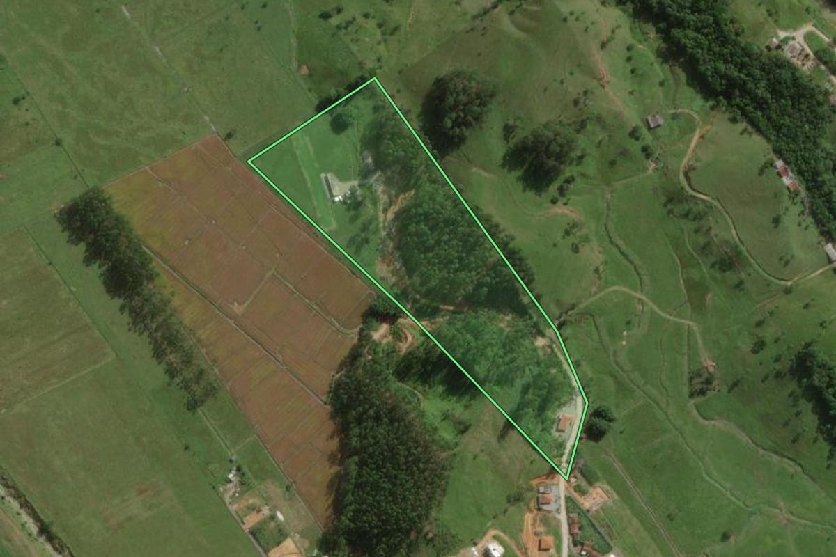 Imagem de satélite do imóvel rural em Santo Amaro da Imperatriz (SC), com o contorno declarado no CAR desenhado por cima.