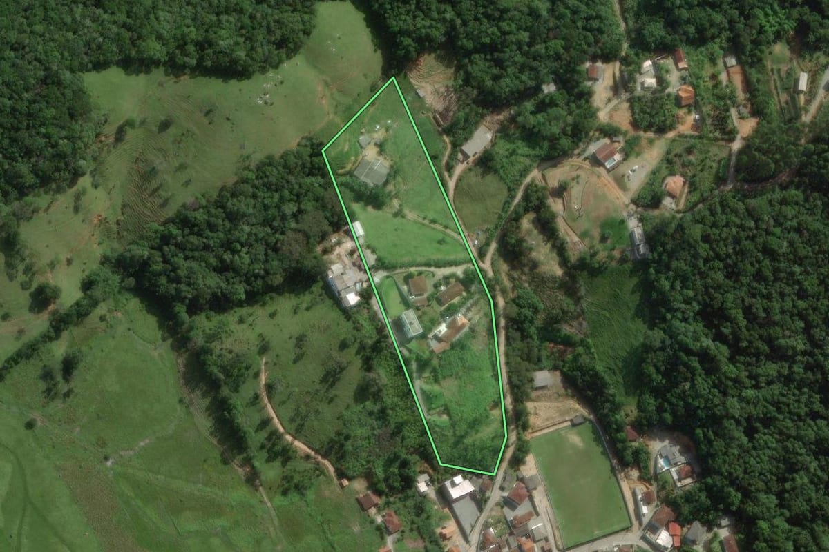 Imagem de satélite do imóvel rural em Santo Amaro da Imperatriz (SC), com o contorno declarado no CAR desenhado por cima.