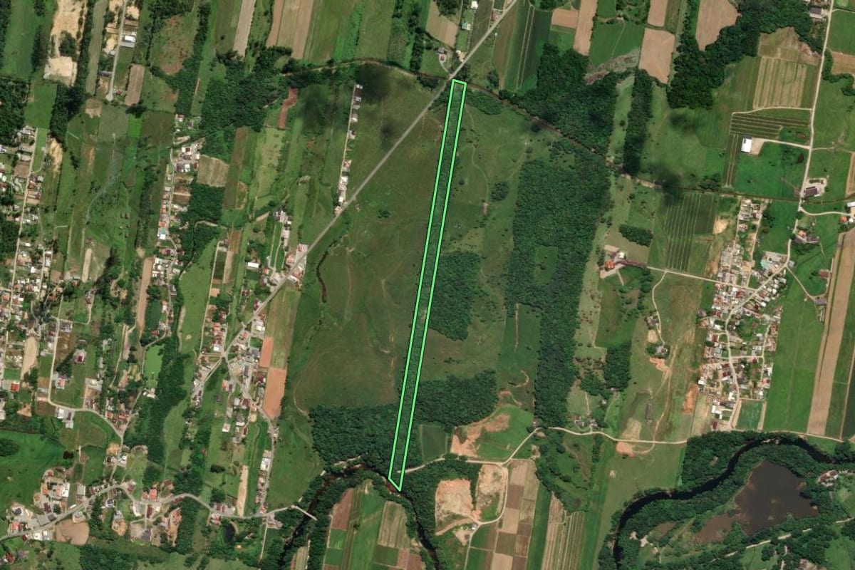 Imagem de satélite do imóvel rural em Santo Amaro da Imperatriz (SC), com o contorno declarado no CAR desenhado por cima.