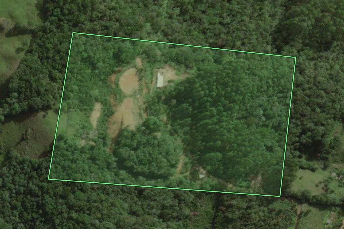 Imagem de satélite do imóvel rural em Santo Amaro da Imperatriz (SC), com o contorno declarado no CAR desenhado por cima.