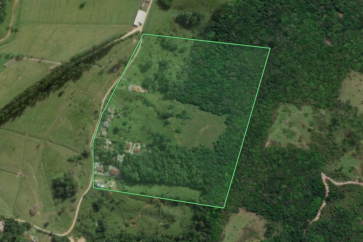 Imagem de satélite do imóvel rural em Santo Amaro da Imperatriz (SC), com o contorno declarado no CAR desenhado por cima.