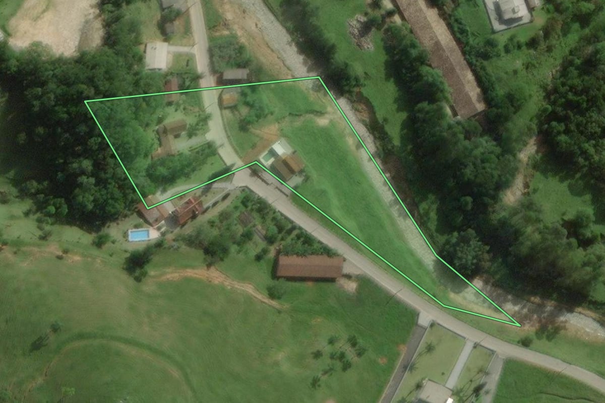 Imagem de satélite do imóvel rural em Santo Amaro da Imperatriz (SC), com o contorno declarado no CAR desenhado por cima.