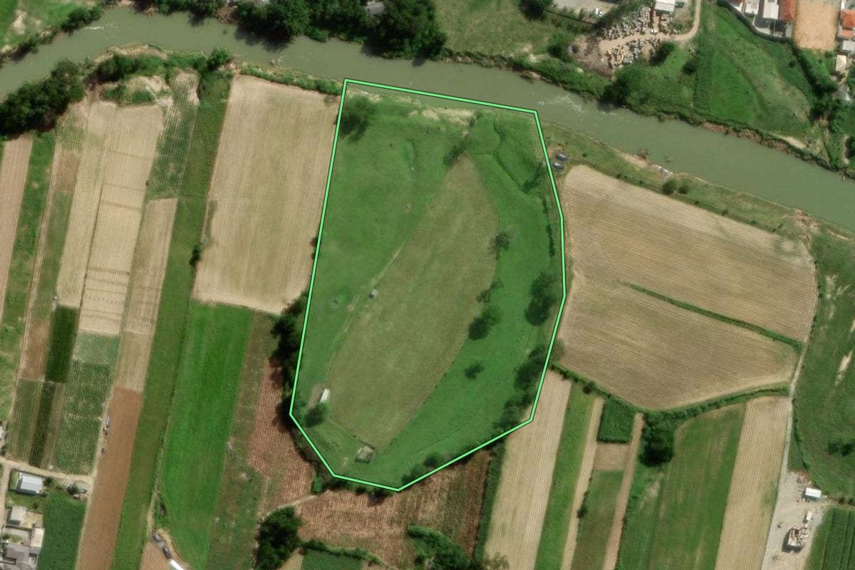 Imagem de satélite do imóvel rural em Santo Amaro da Imperatriz (SC), com o contorno declarado no CAR desenhado por cima.