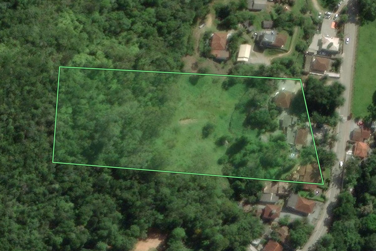 Imagem de satélite do imóvel rural em Santo Amaro da Imperatriz (SC), com o contorno declarado no CAR desenhado por cima.