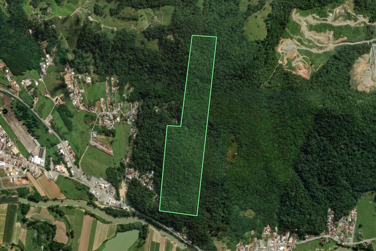 Imagem de satélite do imóvel rural em Santo Amaro da Imperatriz (SC), com o contorno declarado no CAR desenhado por cima.