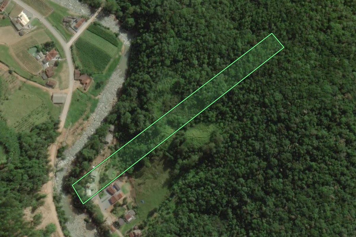 Imagem de satélite do imóvel rural em Santo Amaro da Imperatriz (SC), com o contorno declarado no CAR desenhado por cima.