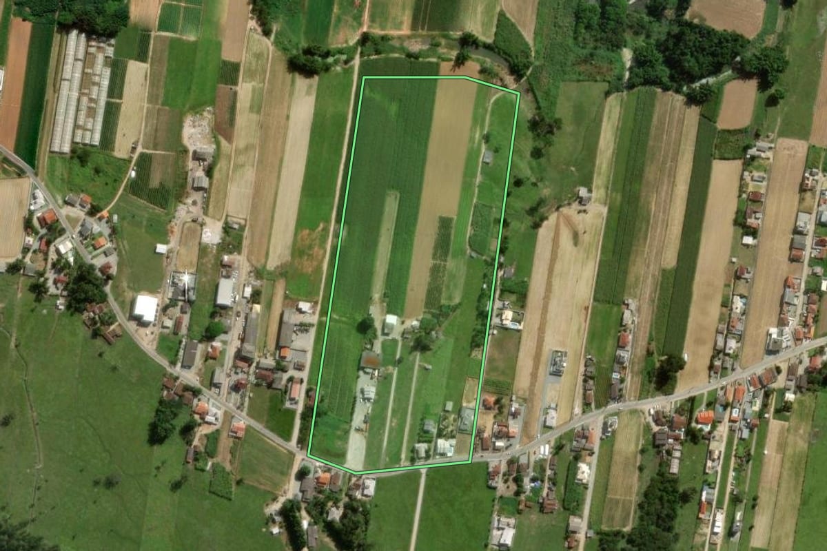 Imagem de satélite do imóvel rural em Santo Amaro da Imperatriz (SC), com o contorno declarado no CAR desenhado por cima.