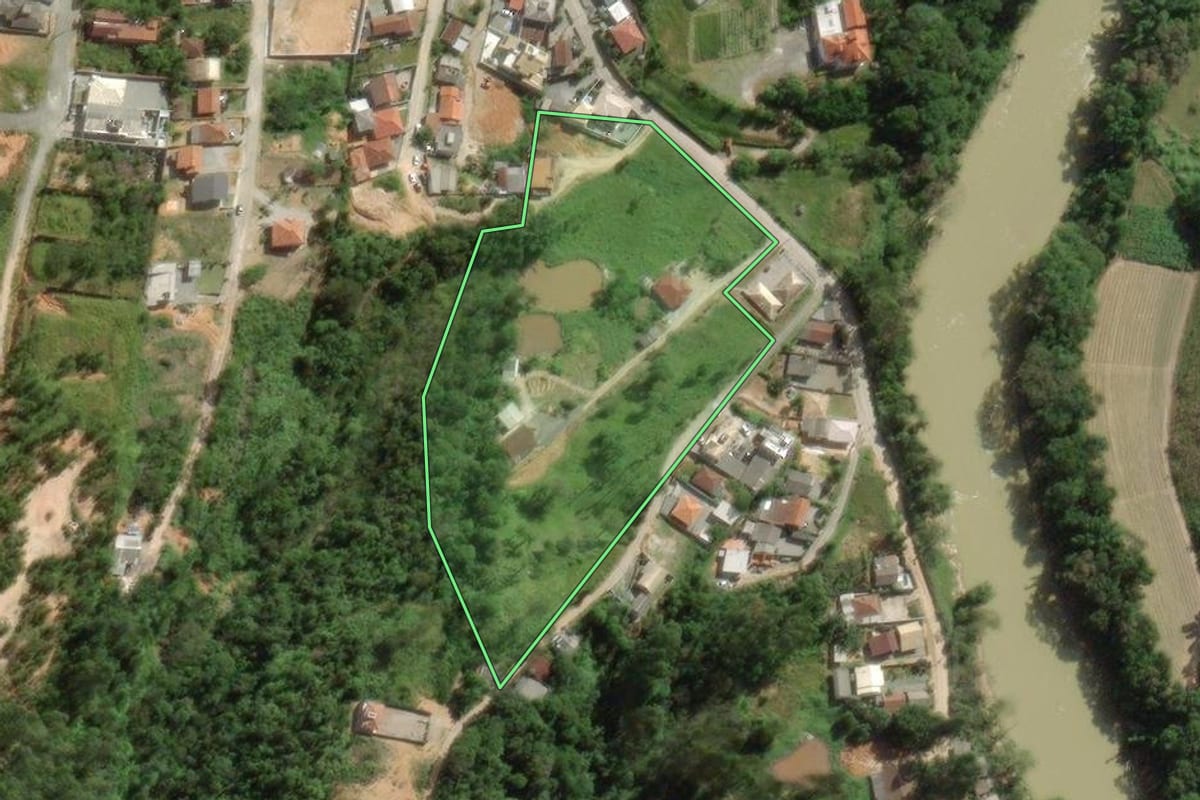 Imagem de satélite do imóvel rural em Santo Amaro da Imperatriz (SC), com o contorno declarado no CAR desenhado por cima.