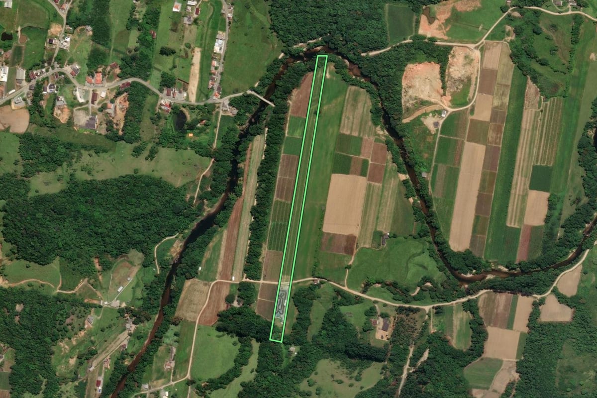 Imagem de satélite do imóvel rural em Santo Amaro da Imperatriz (SC), com o contorno declarado no CAR desenhado por cima.