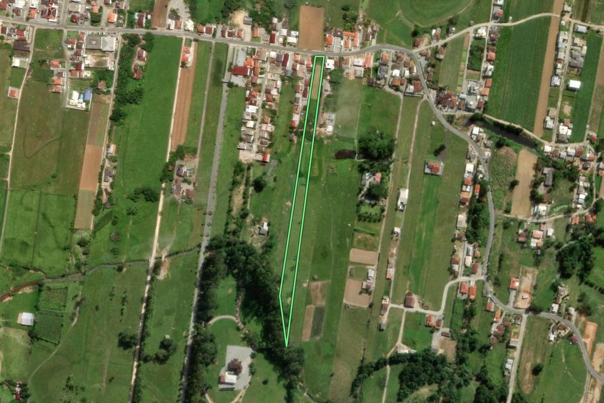 Imagem de satélite do imóvel rural em Santo Amaro da Imperatriz (SC), com o contorno declarado no CAR desenhado por cima.