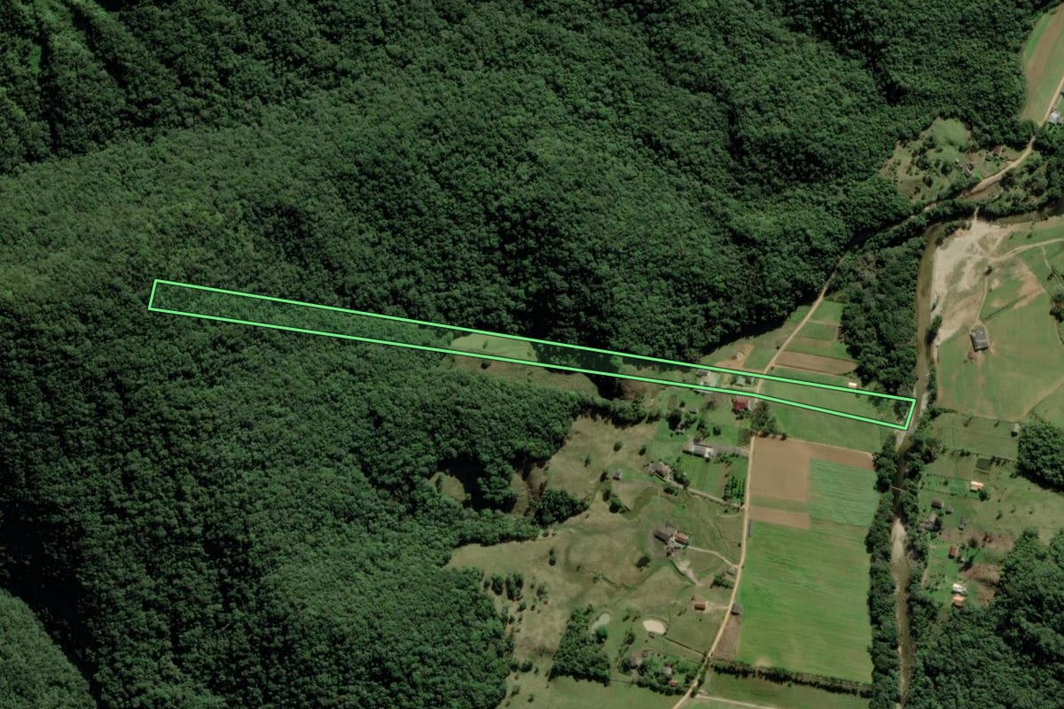 Imagem de satélite do imóvel rural em Santo Amaro da Imperatriz (SC), com o contorno declarado no CAR desenhado por cima.