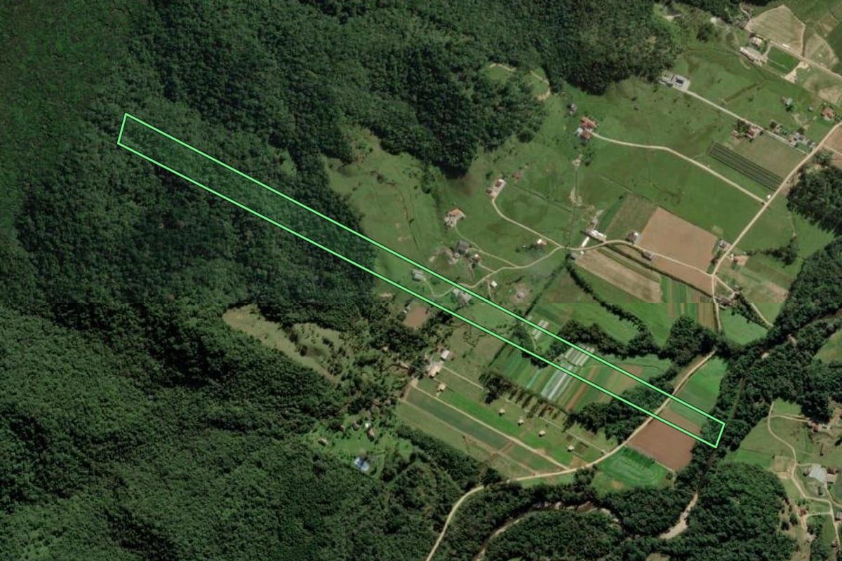 Imagem de satélite do imóvel rural em Santo Amaro da Imperatriz (SC), com o contorno declarado no CAR desenhado por cima.