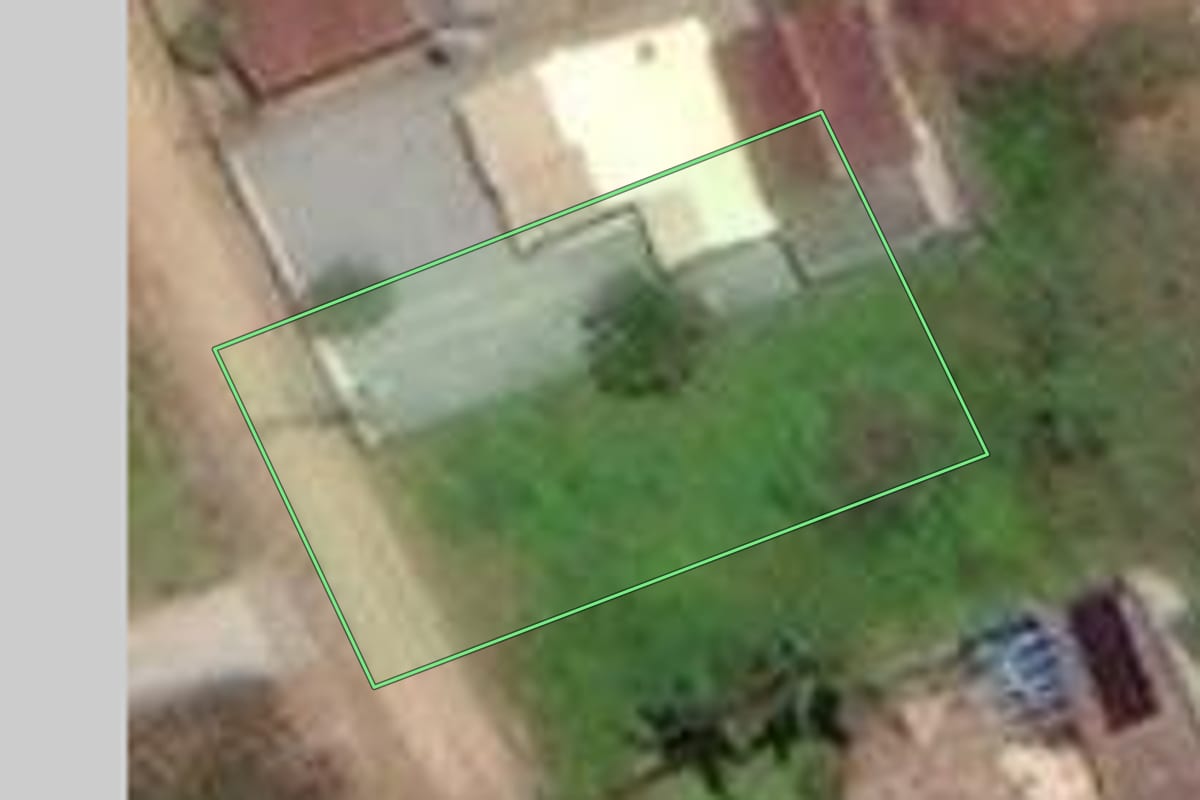 Imagem de satélite do imóvel rural em Santo Amaro da Imperatriz (SC), com o contorno declarado no CAR desenhado por cima.