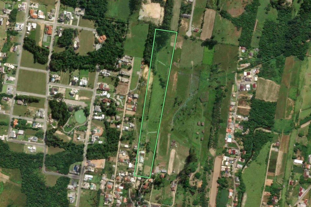Imagem de satélite do imóvel rural em Santo Amaro da Imperatriz (SC), com o contorno declarado no CAR desenhado por cima.