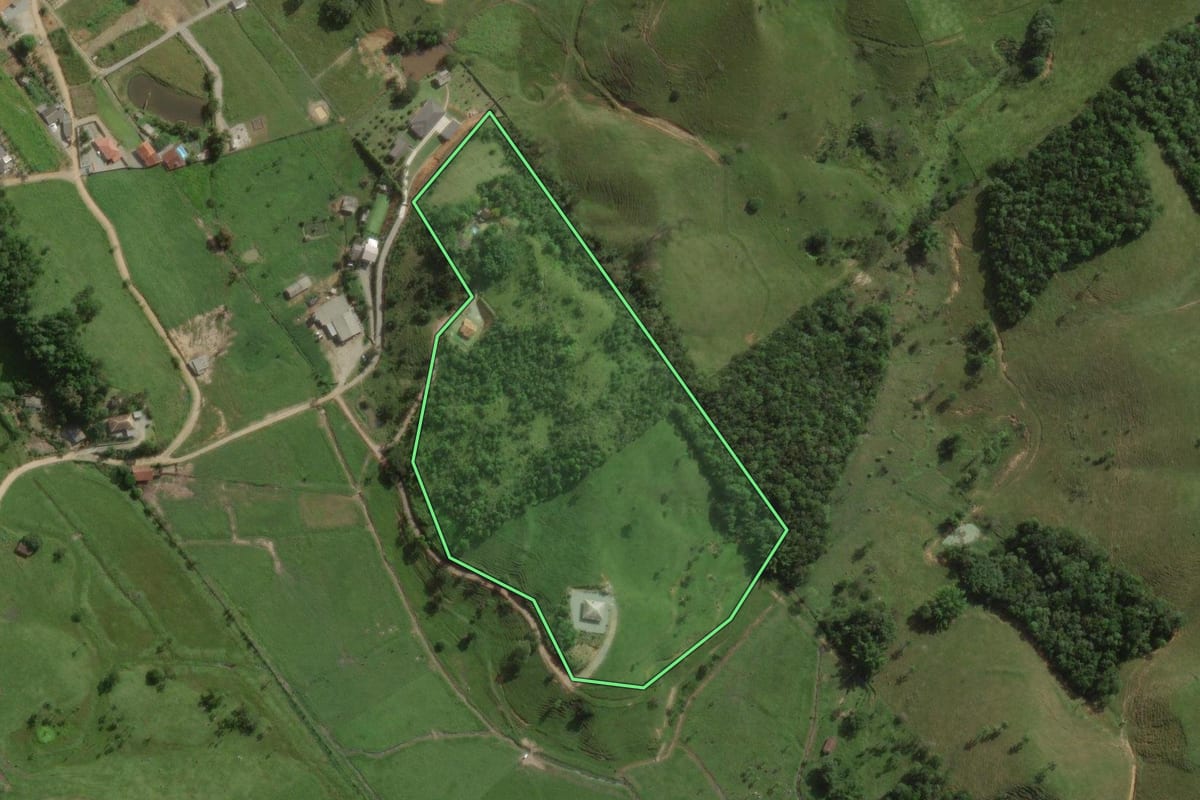 Imagem de satélite do imóvel rural em Santo Amaro da Imperatriz (SC), com o contorno declarado no CAR desenhado por cima.