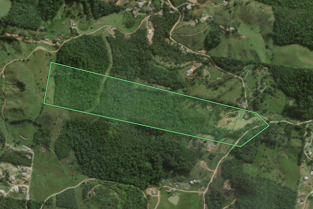 Imagem de satélite do imóvel rural em Santo Amaro da Imperatriz (SC), com o contorno declarado no CAR desenhado por cima.