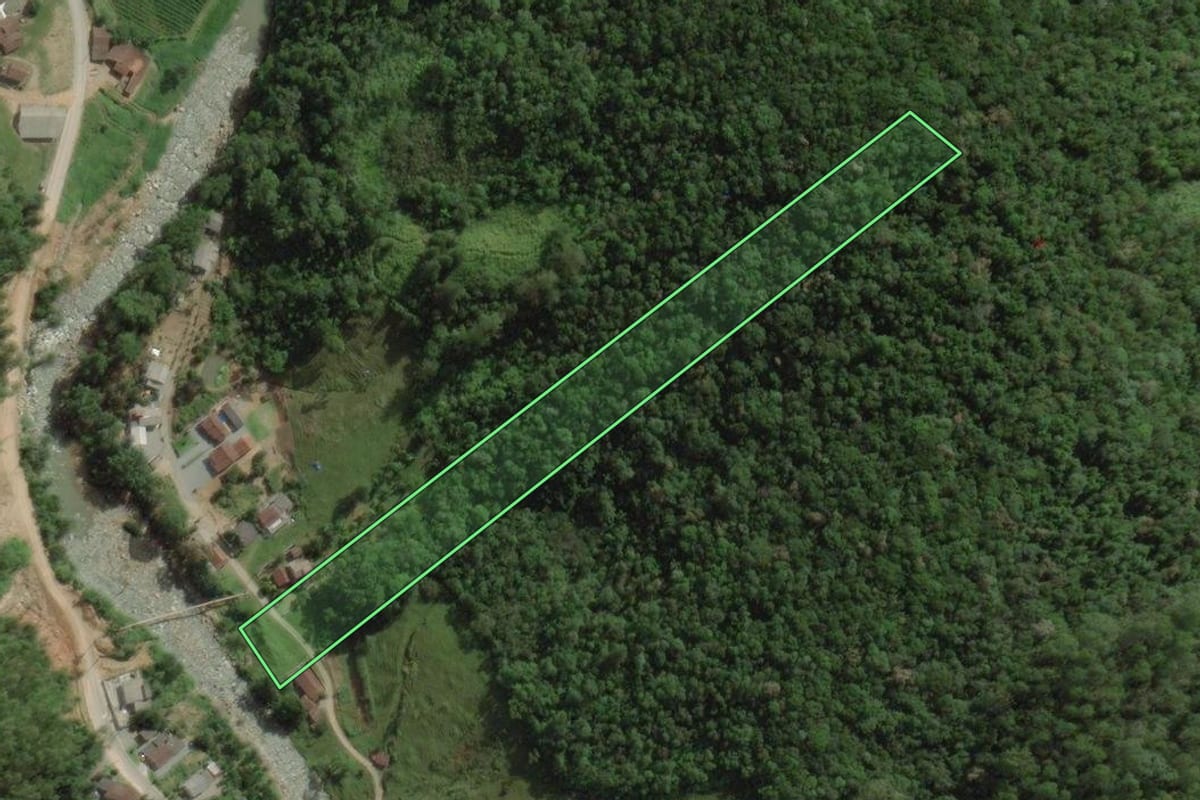 Imagem de satélite do imóvel rural em Santo Amaro da Imperatriz (SC), com o contorno declarado no CAR desenhado por cima.