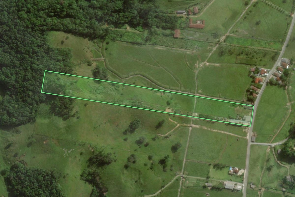 Imagem de satélite do imóvel rural em Santo Amaro da Imperatriz (SC), com o contorno declarado no CAR desenhado por cima.