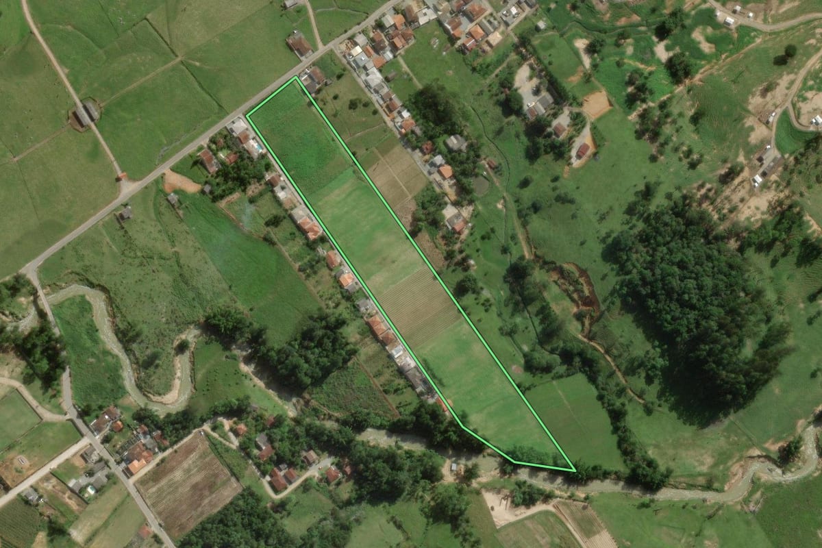 Imagem de satélite do imóvel rural em Santo Amaro da Imperatriz (SC), com o contorno declarado no CAR desenhado por cima.
