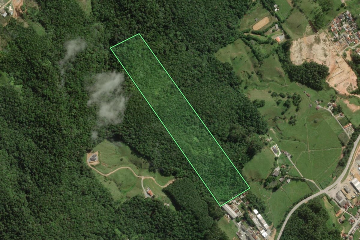 Imagem de satélite do imóvel rural em Santo Amaro da Imperatriz (SC), com o contorno declarado no CAR desenhado por cima.