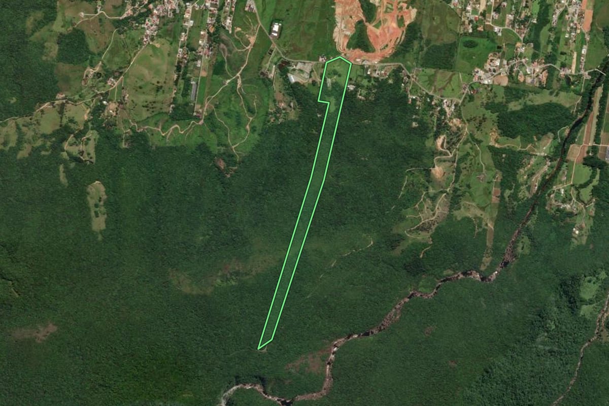 Imagem de satélite do imóvel rural em Santo Amaro da Imperatriz (SC), com o contorno declarado no CAR desenhado por cima.