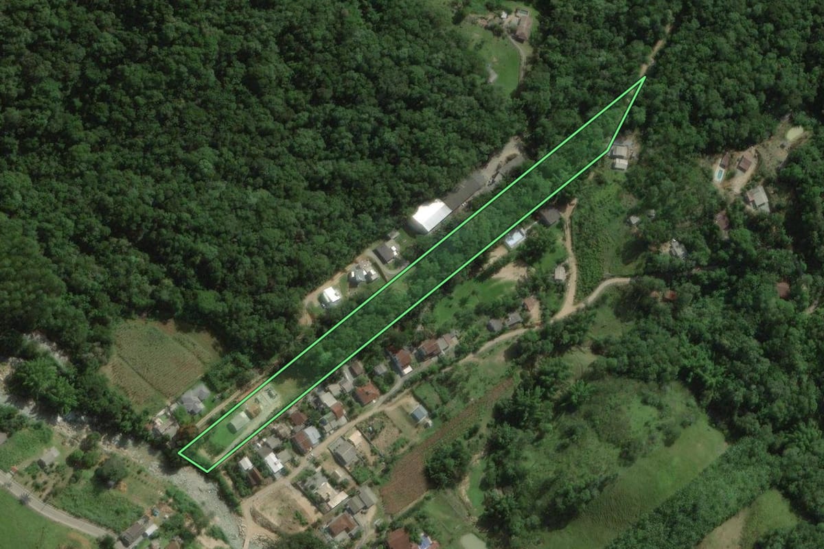 Imagem de satélite do imóvel rural em Santo Amaro da Imperatriz (SC), com o contorno declarado no CAR desenhado por cima.