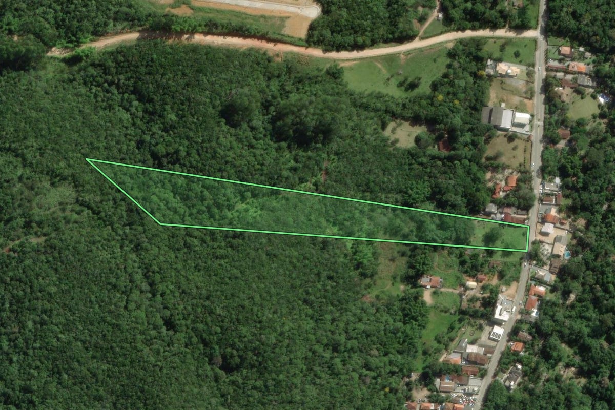 Imagem de satélite do imóvel rural em Santo Amaro da Imperatriz (SC), com o contorno declarado no CAR desenhado por cima.