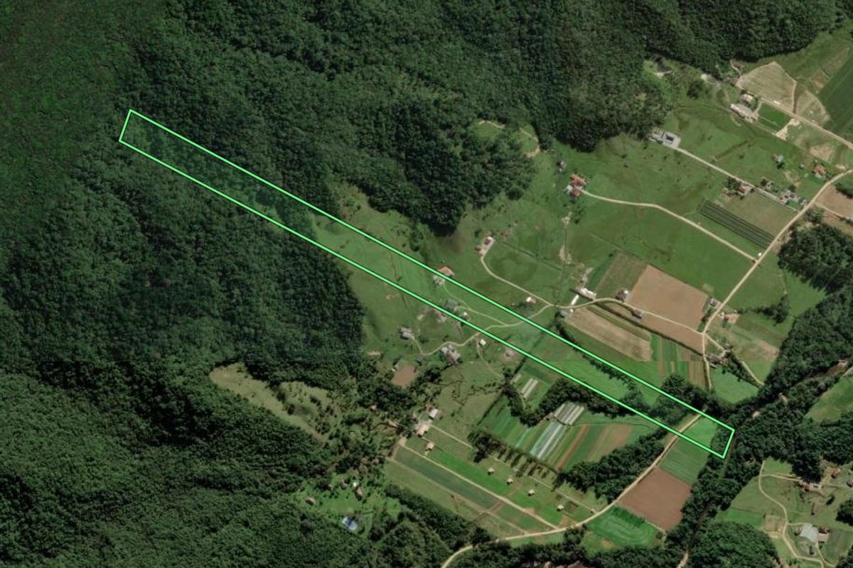 Imagem de satélite do imóvel rural em Santo Amaro da Imperatriz (SC), com o contorno declarado no CAR desenhado por cima.