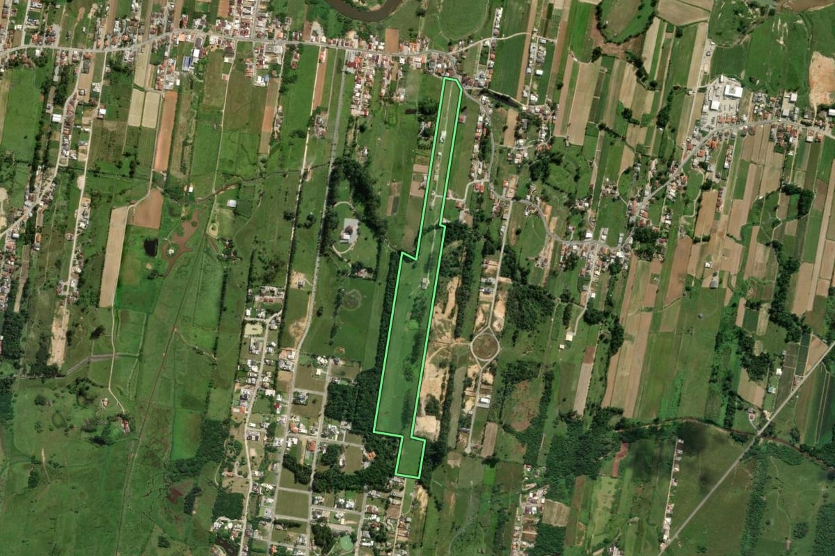 Imagem de satélite do imóvel rural em Santo Amaro da Imperatriz (SC), com o contorno declarado no CAR desenhado por cima.