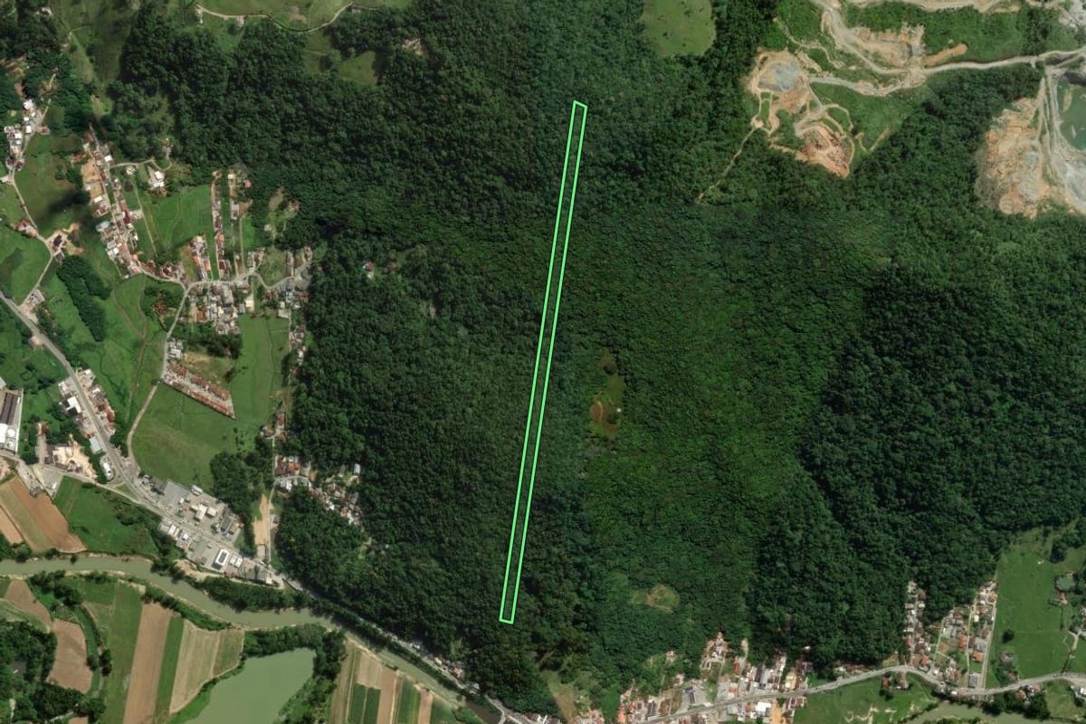 Imagem de satélite do imóvel rural em Santo Amaro da Imperatriz (SC), com o contorno declarado no CAR desenhado por cima.