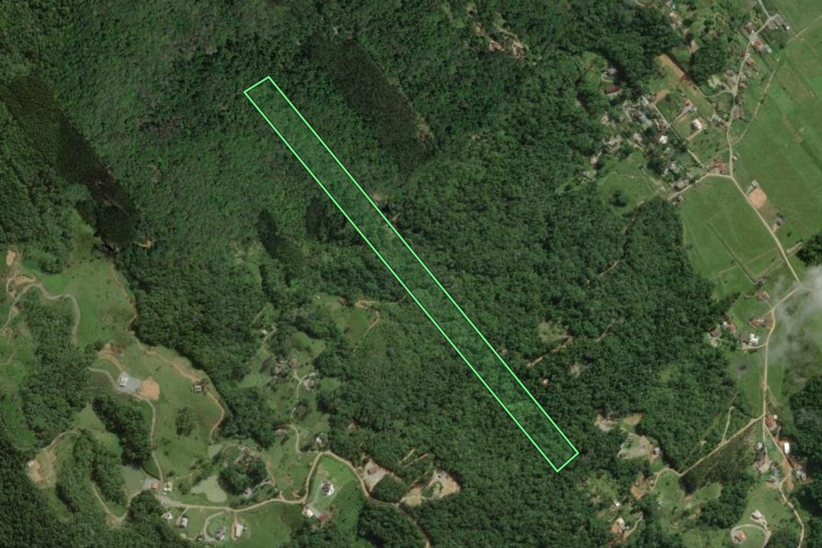Imagem de satélite do imóvel rural em Santo Amaro da Imperatriz (SC), com o contorno declarado no CAR desenhado por cima.