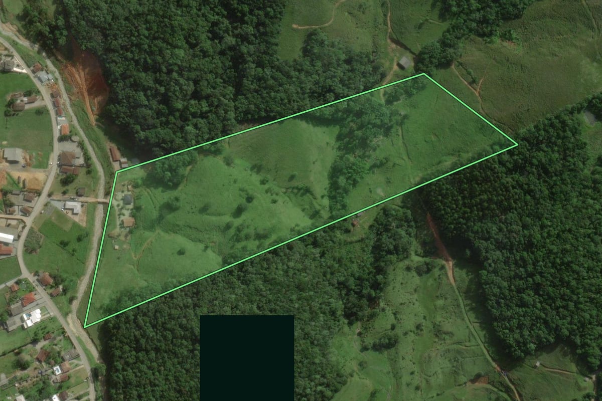 Imagem de satélite do imóvel rural em Santo Amaro da Imperatriz (SC), com o contorno declarado no CAR desenhado por cima.
