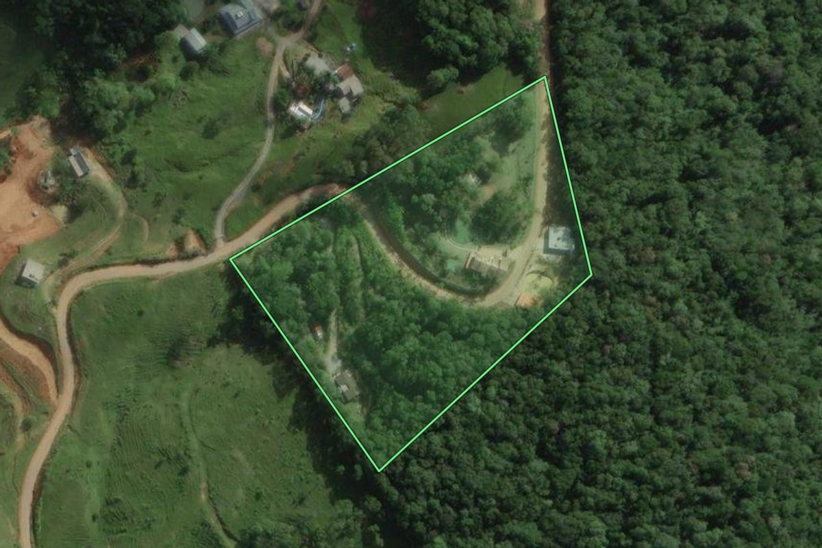Imagem de satélite do imóvel rural em Santo Amaro da Imperatriz (SC), com o contorno declarado no CAR desenhado por cima.