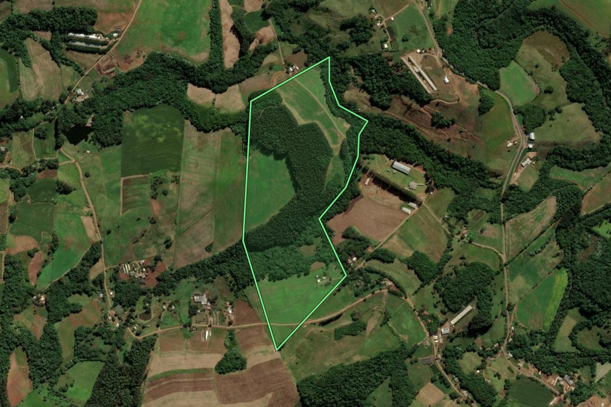 Imagem de satélite do imóvel rural em São Bernardino (SC), com o contorno declarado no CAR desenhado por cima.