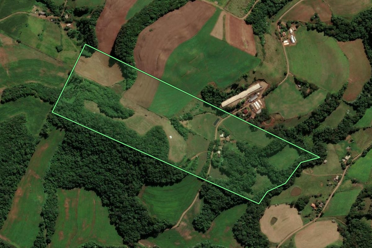 Imagem de satélite do imóvel rural em São Bernardino (SC), com o contorno declarado no CAR desenhado por cima.