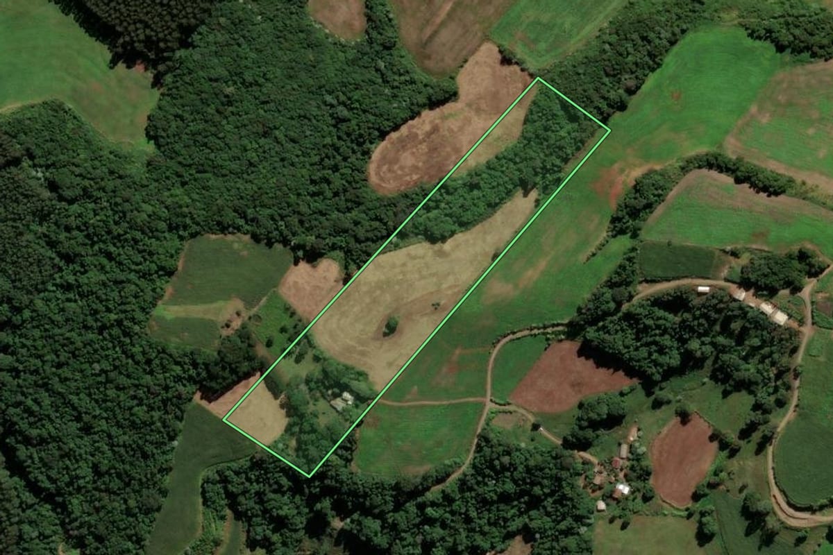 Imagem de satélite do imóvel rural em São Bernardino (SC), com o contorno declarado no CAR desenhado por cima.